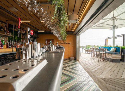An image of the bar at Bar 49 at our lakeside paradise, Tattershall Lakes.