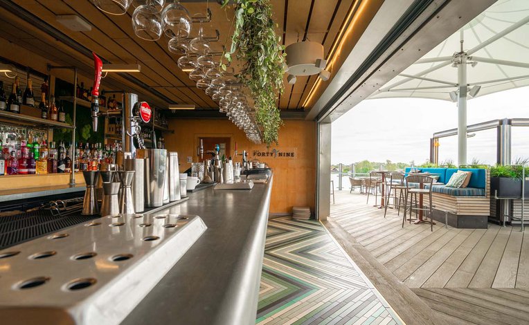 An image of the bar at Bar 49 at our lakeside paradise, Tattershall Lakes.